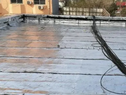 巴中卫生间漏水维修公司分享下巴中屋面楼顶防水刚性防水层施工要点。